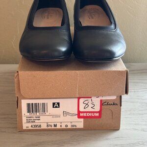 Clarks Chartli Fame Black Leather Pumps size 8.5M